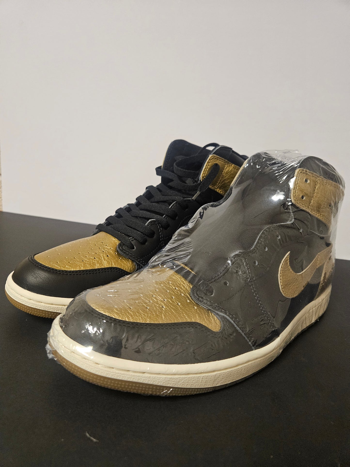 Air Jordan 1 Retro High OG " Black Gold"