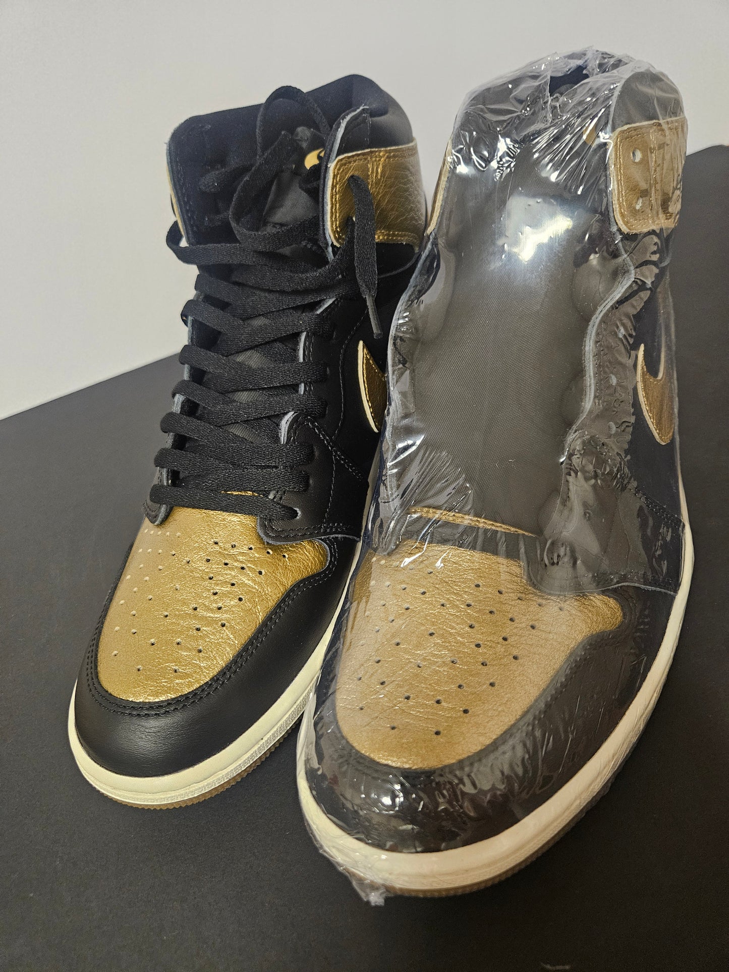 Air Jordan 1 Retro High OG " Black Gold"