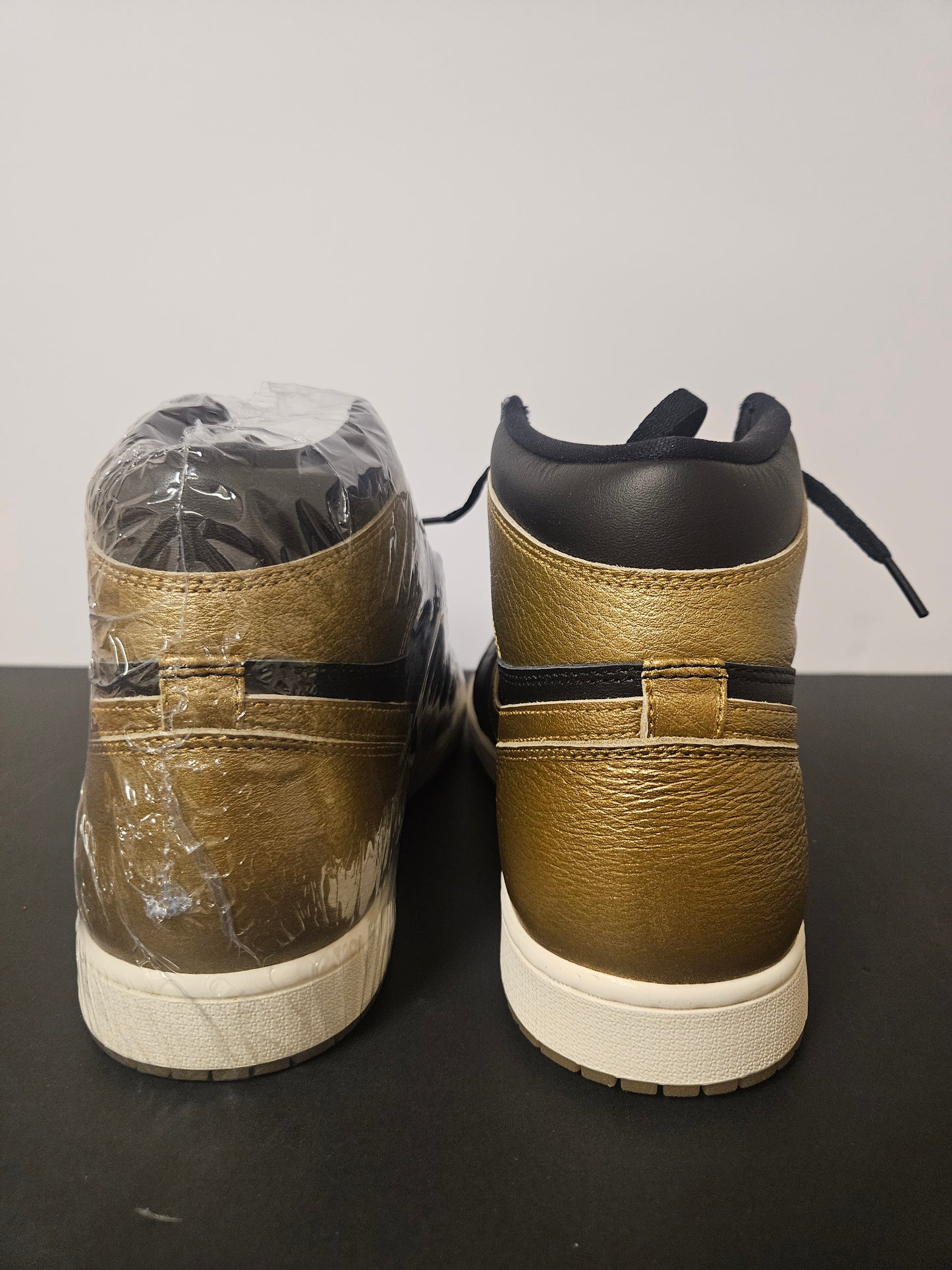 Air Jordan 1 Retro High OG " Black Gold"