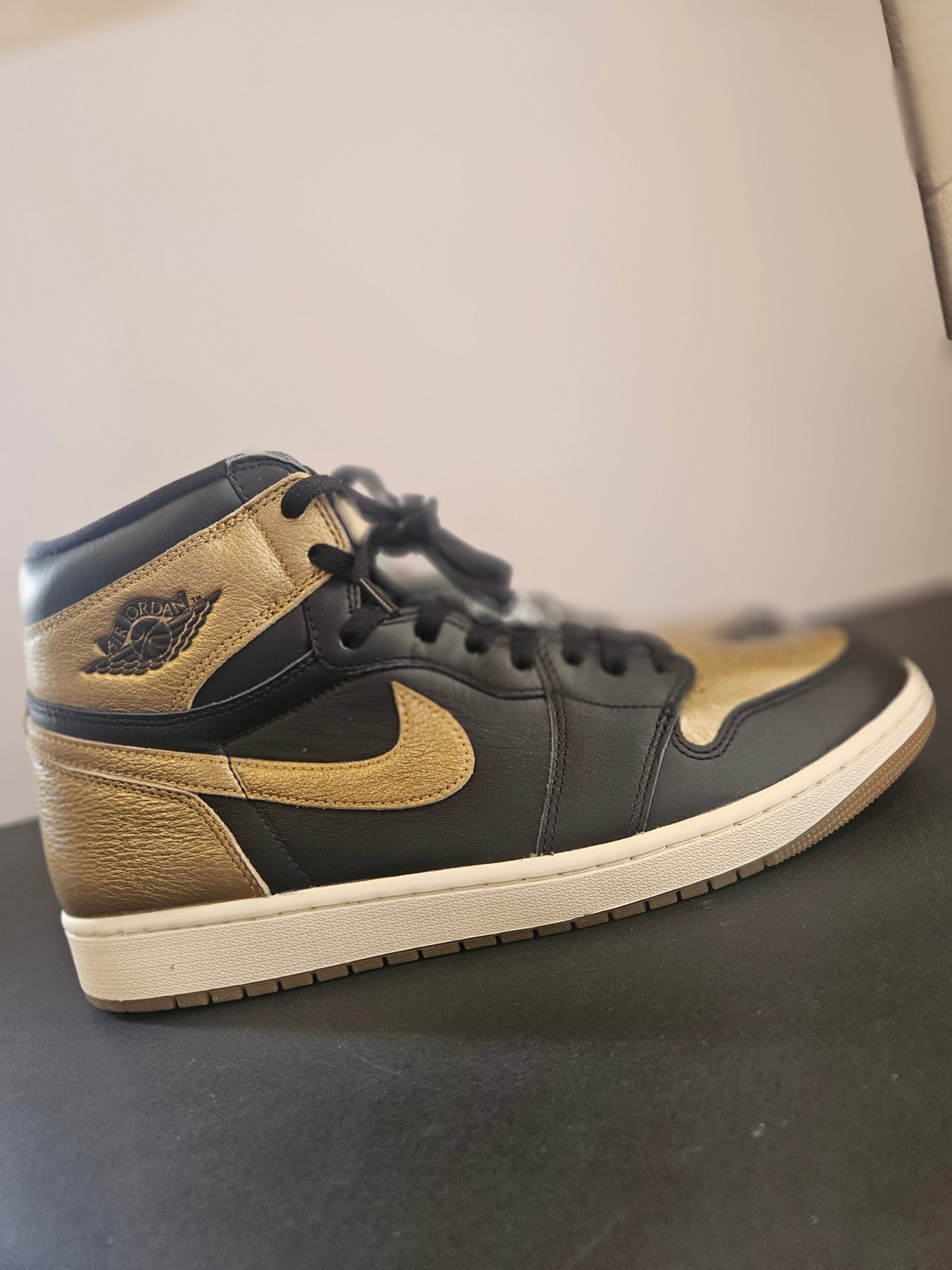 Air Jordan 1 Retro High OG " Black Gold"